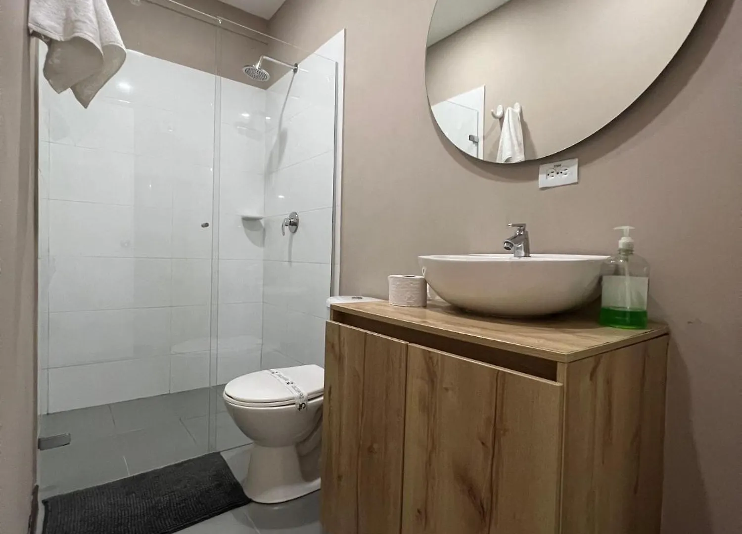 Economico Alojamiento En Medellin Por Dias - A102 By Roots Rentals