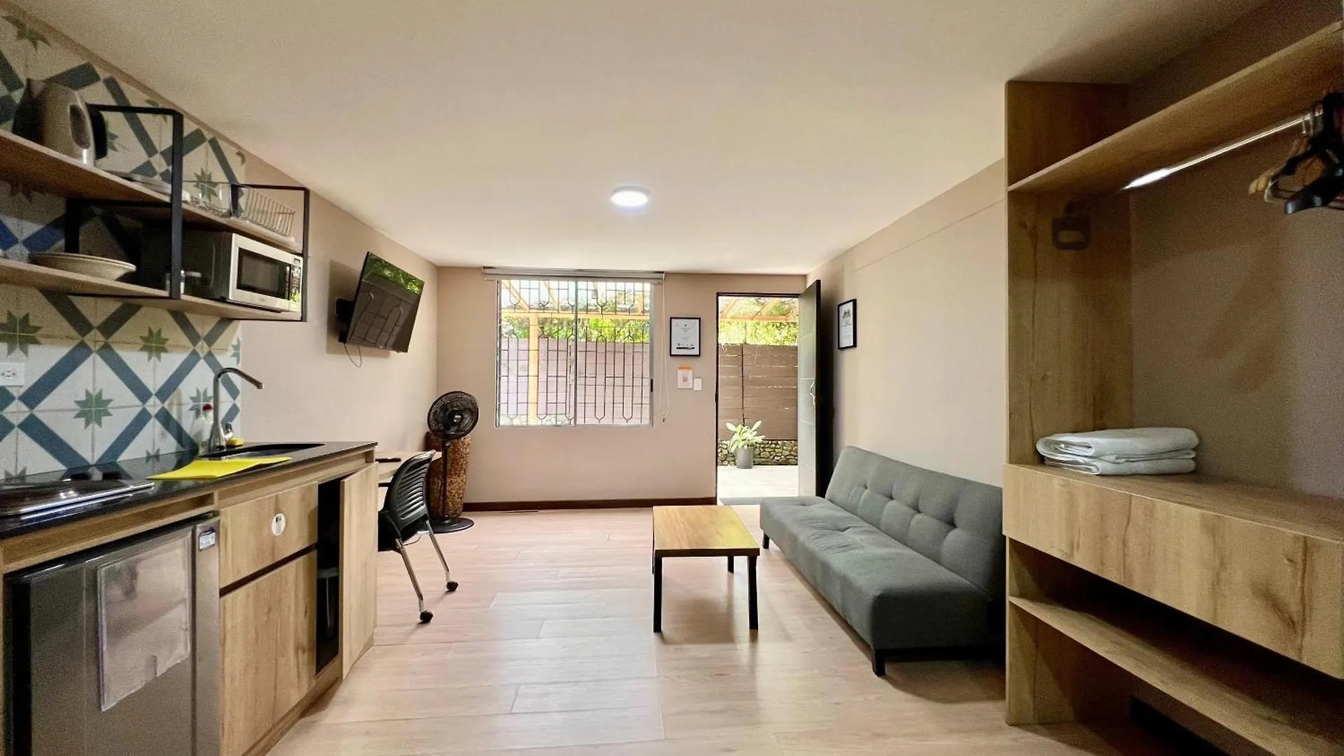 Apartment Economico Alojamiento En Medellin Por Dias - A102 By Roots Rentals