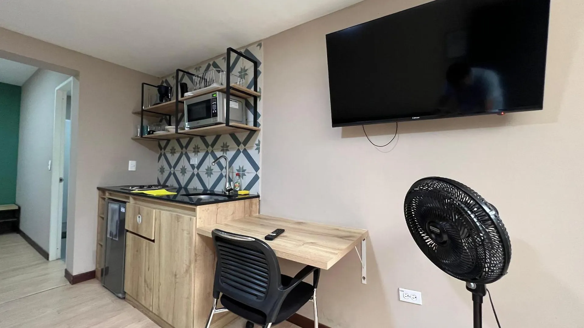 Economico Alojamiento En Medellin Por Dias - A102 By Roots Rentals 0*,  Colombia